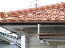 屋根瓦の複雑な形状に合わせて漆喰を綺麗に仕上げています。