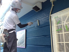 外壁面と塗料を密着させるための下処理。無機ハイブリッド塗料トウカイセラ®プライマーを施工。